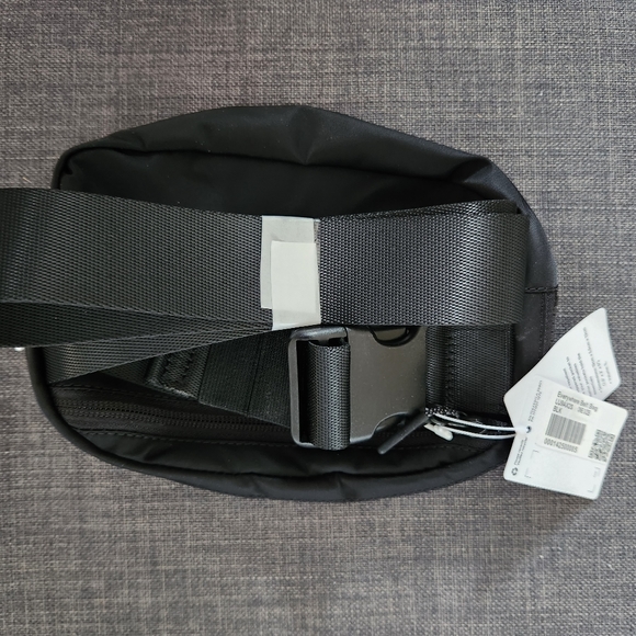Lululemon beltbag black brand new with Tags sold out everywhere - Picture 2 of 3